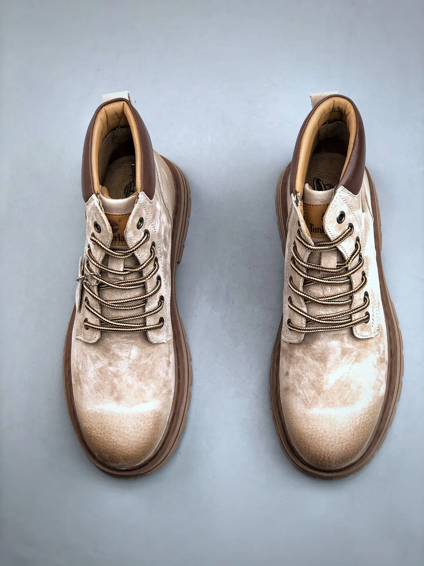 Local 💰560 core recommendation, good price, new goods 🚀Timberland Timberland/Timberland outdoor high-top casual rhubarb boots series #Guangdong Dachang quality original box original packaging #25ss new fashion trend matching The fabric is made of Italian 🇮🇹 top frosted fine-grained cowhide with anti-odor and anti-corrosion genuine leather latex insoles. The outsole and hardware are all made from OEM raw materials. The same process as the original Goodyear never-opening process Good products do not kill pigs. The quality of the first order is strictly controlled. Exclusively released on the entire network. The quality is beyond doubt. The whole set of official website unified packaging gives you a perfect wearing experience. The quality is exquisite and durable. A must-have for sportsmen. Specially designed to prevent handsomeness. High-quality and first-class foot feel. This winter, it is specially used for cold protection and outdoor use. Daily casual matching. Size: 39 40 41 42 43 44 (leather shoe size)